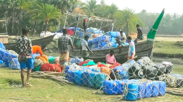 নোয়াখালীর হাতিয়া উপজেলার নিঝুম দ্বীপের শতফুল বাজার এলাকায় মাছ ধরতে যাওয়া জেলেরা। ছবি: আজকের পত্রিকা