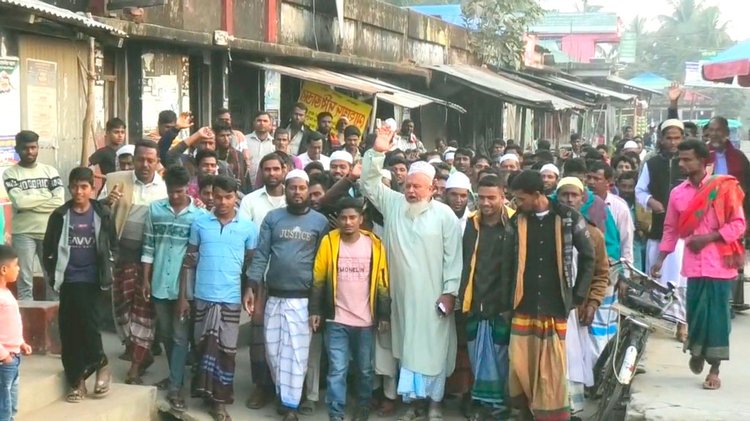 মাছ ধরতে দেওয়ার দাবিতে নোয়াখালীর হাতিয়া উপজেলার নিঝুম দ্বীপের নামার বাজারে জেলেদের বিক্ষোভ মিছিল। ছবি: আজকের পত্রিকা