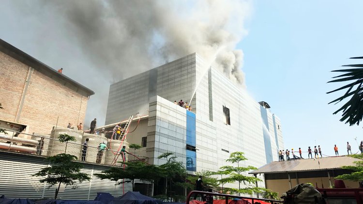 সকাল ১০টা ১৫ মিনিটে ওষুধ কারখানাটির চারতলা ভবনের চতুর্থ তলায় আগুন লাগে। ছবি: ফায়ার সার্ভিস