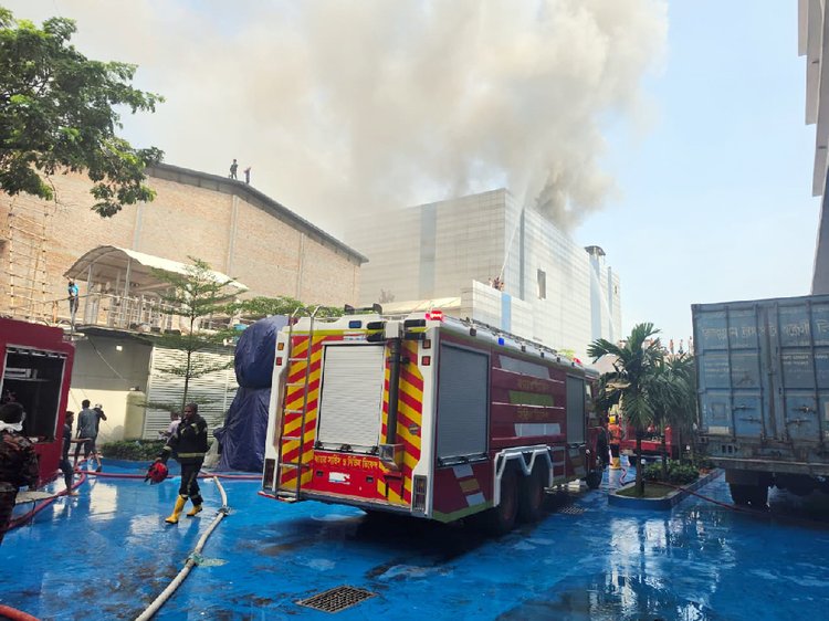 গাজীপুরের টঙ্গীর চেরাগ আলীতে ড্রাগস ইন্টারন্যাশনালে আজ সকালে আগুন লাগার ঘটনা ঘটেছে। ছবি: ফায়ার সার্ভিস