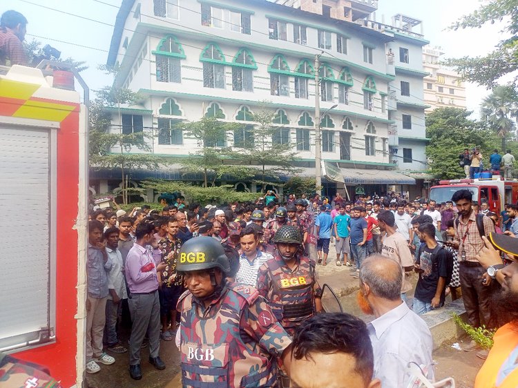আগুন নিয়ন্ত্রণে আনতে ফায়ার সার্ভিসকে সহযোগিতা করছে সেনাবাহিনী ও বিজিবি। ছবি: ফায়ার সার্ভিস