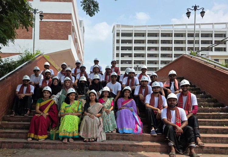 নতুন সাজে পাবনা বিজ্ঞান ও প্রযুক্তি বিশ্ববিদ্যালয়ের সিভিল ইঞ্জিনিয়ারিং বিভাগের ১৩তম ব্যাচের শিক্ষার্থীরা। ছবি: আজকের পত্রিকা