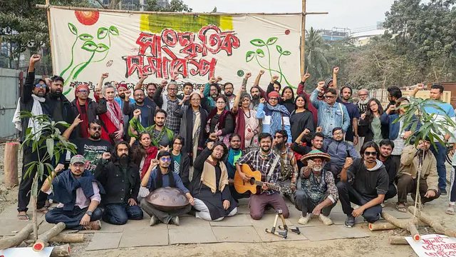 ঢাকা এলিভেটেড এক্সপ্রেসওয়ের কারওয়ান বাজার থেকে পলাশী পর্যন্ত অংশ নির্মাণের প্রকল্প বাতিলের দাবিতে চলমান আন্দোলনে সংহতি জানিয়ে বক্তব্য দেন বৈষম্যবিরোধী ছাত্র আন্দোলনের মুখপাত্র উমামা ফাতেমা। আজ শুক্রবার বিকেলে কারওয়ান বাজারের পান্থকুঞ্জ পার্কে। ছবি: সংগৃহীত