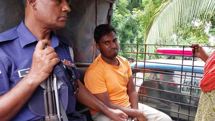 হত্যার অভিযোগে নিহতের শাশুড়ি ও সৎছেলেকে আটক করে নিয়ে যায় পুলিশ। ছবি: আজকের পত্রিকা