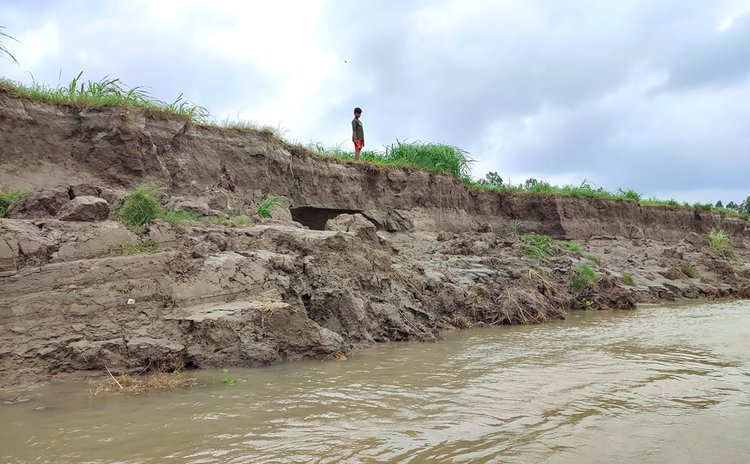 বর্ষা মৌসুমের শুরুতে ভাঙন শুরু হয়েছে যমুনা নদীতে। ভাঙছে বসতবাড়ি। বুধবার দুপুরে পাবনার বেড়া উপজেলার চর বক্তারপুর গ্রামে। ছবি: আজকের পত্রিকা