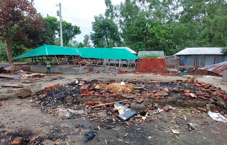 ভাঙচুর আর আগুনে ধ্বংসস্তূপে পরিণত হয়েছে সাতটি পরিবারের ঘরবাড়ি। খোলা আকাশের নিচে মানবেতর জীবন কাটছে তাদের। আগুনে পুড়ে গেছে ঘরের সবকিছু। জ্বলছে না চুলা। গতকাল রোববার দুপুরে পাবনার ভাঙ্গুড়া উপজেলার বৃদ্ধ মরিচ গ্রামে। ছবি: আজকের পত্রিকা