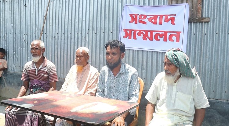 পঞ্চগড় সদর উপজেলার হাঁড়িভাসা ইউনিয়নের হালুয়াপাড়া এলাকায় বিষের বোতল হাতে নিয়ে সংবাদ সম্মেলনের আয়োজন করে ভুক্তভোগী পরিবার। ছবি: আজকের পত্রিকা