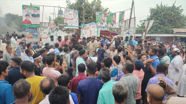 আজ সকাল সাড়ে ১০টা থেকে বেড়ার সিঅ্যান্ডবি মোড়ে ঢাকা-পাবনা মহাসড়ক অবরোধ করা হয়। ছবি: আজকের পত্রিকা