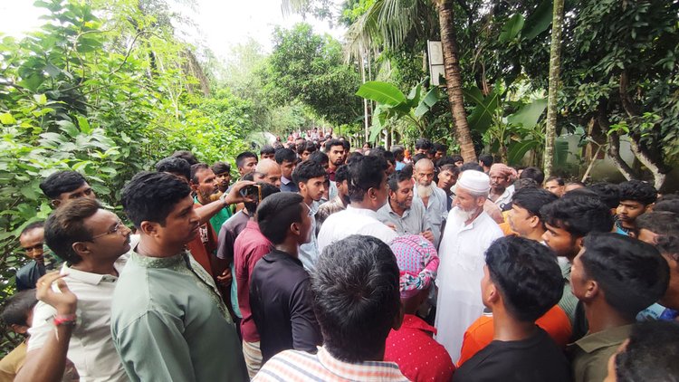 সংঘর্ষের খবরে ঘটনাস্থলে পৌঁছে উভয় পক্ষকে শান্ত করার চেষ্টা করে পুলিশ। ছবি: আজকের পত্রিকা