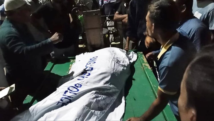 পাভেলের মরদেহ ঘিরে স্বজনদের আহাজারি। শনিবার রাতে পাবনা জেনারেল হাসপাতালে। ছবি: আজকের পত্রিকা।