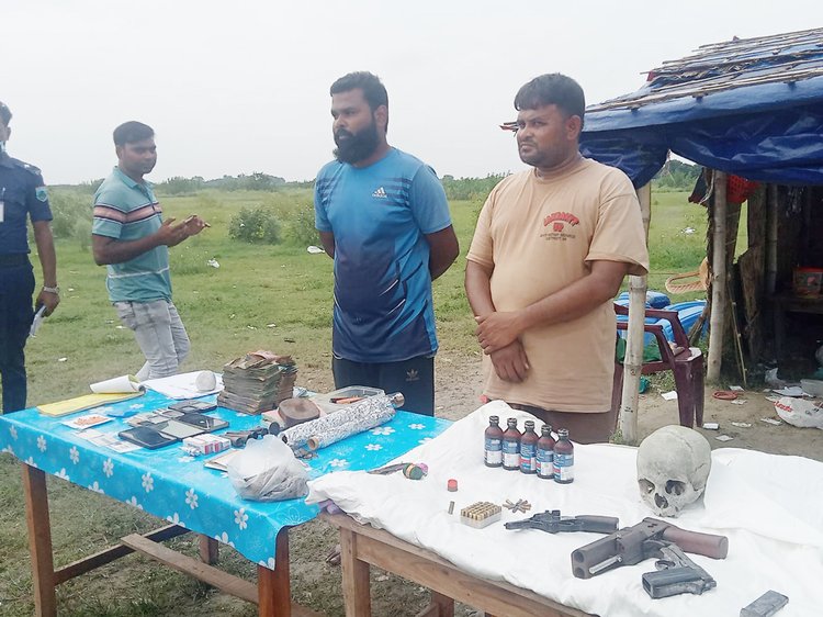 অভিযানে গ্রেপ্তার তিনজনের মধ্যে দুজনসহ জব্দ করা নগদ টাকা, অস্ত্র ও গুলি। ছবি: আজকের পত্রিকা