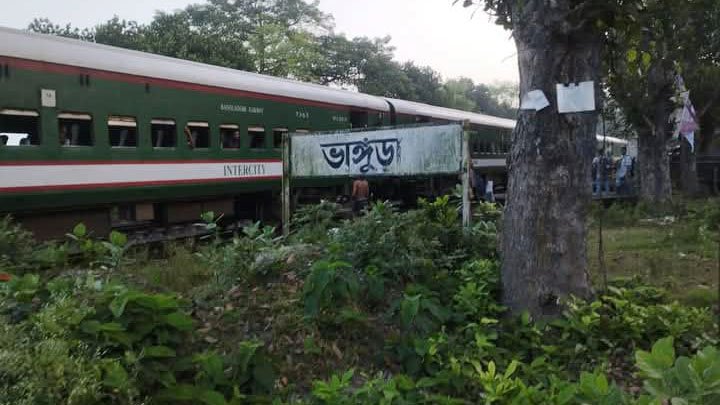 আজ ভোরে ভাঙ্গুড়া উপজেলার ভাঙ্গুড়া রেল স্টেশনের কাছাকাছি পৌঁছালে বিকট শব্দে ট্রেনের তিনটি বগি লাইনচ্যুত হয়। ছবি: আজকের পত্রিকা