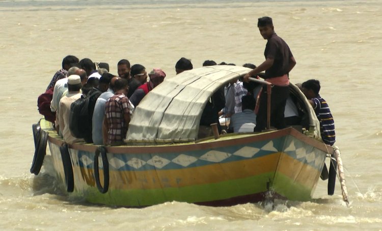 ঝুঁকি নিয়ে উত্তাল পদ্মায় চলছে খেয়া নৌকায় যাত্রী পারাপার। সম্প্রতি পাবনার সুজানগর উপজেলার নাজিরগঞ্জ ঘাটে। ছবি: আজকের পত্রিকা