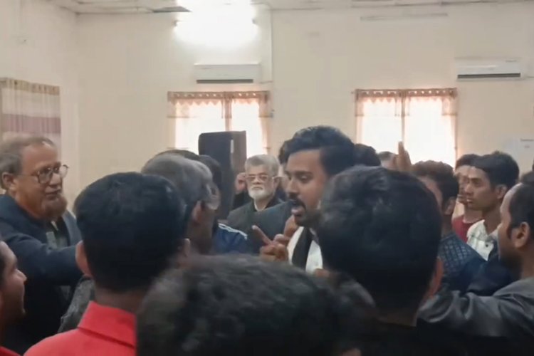 শহীদ বুদ্ধিজীবী দিবসের অনুষ্ঠানে ছাত্রদল ও শিবিরের মধ্যে হট্টগোল। ছবি: আজকের পত্রিকা