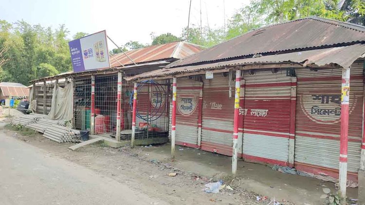 ঈদগাহ মাঠ নিয়ে দুই গ্রামের দ্বন্দ্বে ১৫ দিন ধরে বন্ধ বাজারের অন্তত ২০ ব্যবসাপ্রতিষ্ঠান। ছবি: আজকের পত্রিকা
