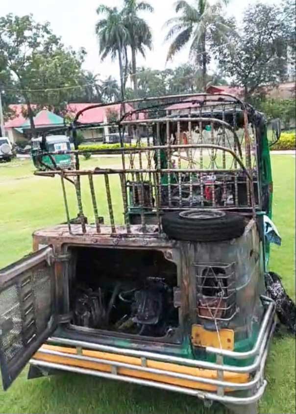 পুড়ে যাওয়া সিএনজিচালিত অটোরিকশা। শনিবার দুপুরে পাবনা পুলিশ লাইন থেকে তোলা। ছবি: আজকের পত্রিকা
