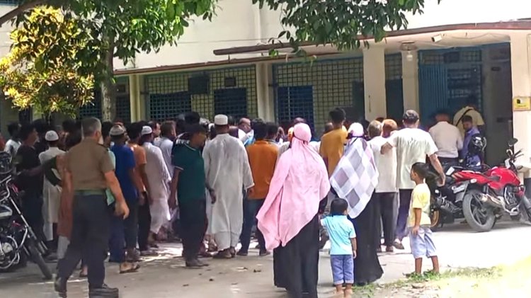 ঈশ্বরদীতে নেসকো গ্রাহকেরা প্রিপেইড মিটার স্থাপন কার্যক্রমের প্রতিবাদে বিদ্যুৎ অফিস ঘেরাও, বিক্ষোভ ও মানববন্ধন করেন। ছবি: আজকের পত্রিকা