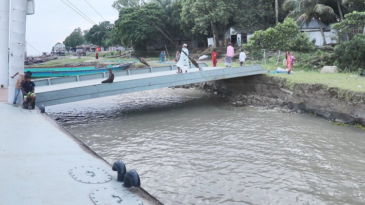 নদীভাঙনে হুমকির মুখে নাজিরগঞ্জ ফেরিঘাট। ছবি: আজকের পত্রিকা