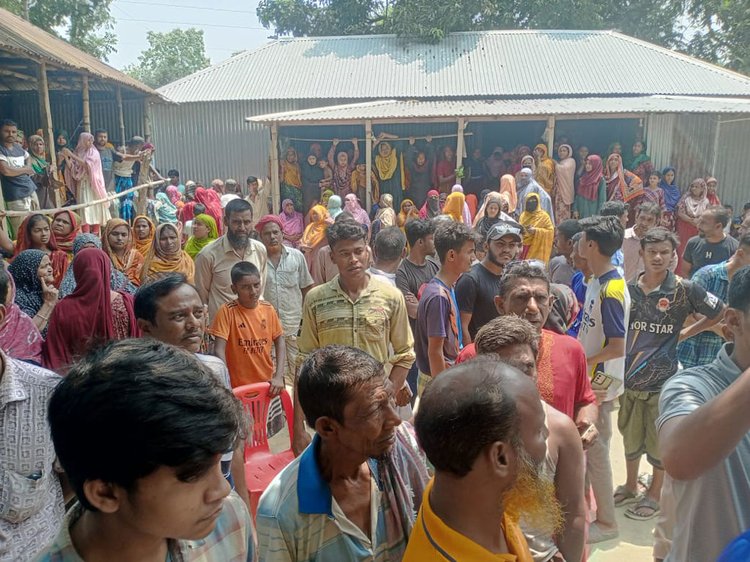 নিহত ওহাবের বাড়িতে স্বজন ও এলাকাবাসীর ভিড়। আজ বুধবার দুপুরে পাবনা সদর উপজেলার শুকচর গ্রামে। ছবি: আজকের পত্রিকা