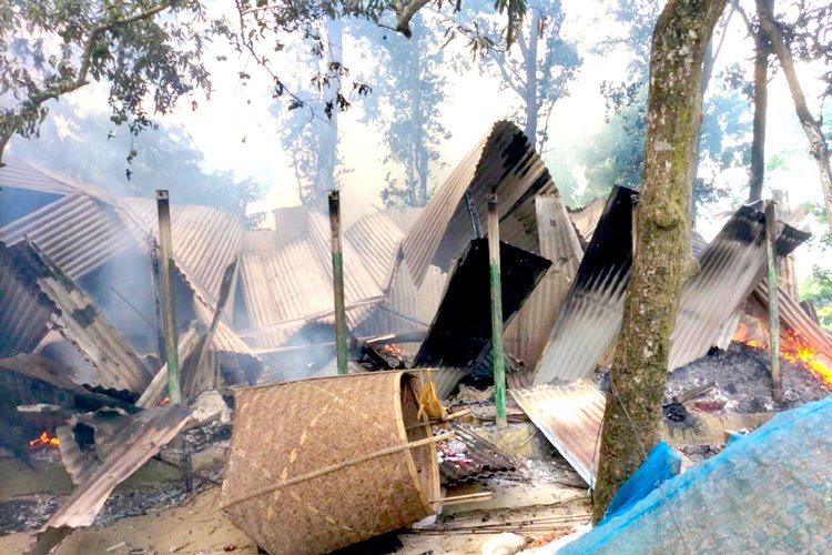 শুক্রবারের সংঘর্ষে আহত ব্যক্তি মারা যাওয়ার পর প্রতিপক্ষের বাড়িতে আগুন দেন নিহতের স্বজনেরা। শনিবার বিকেলে পাবনার বেড়া উপজেলার তারাপুর গ্রামে। ছবি: আজকের পত্রিকা