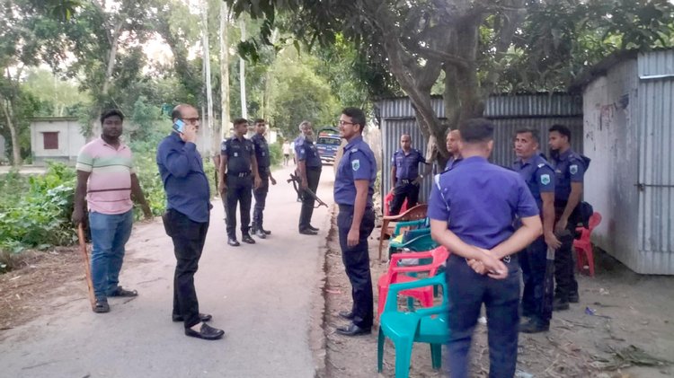 শুক্রবারের সংঘর্ষে আহত ব্যক্তি মারা যাওয়ার পর প্রতিপক্ষের বাড়িতে আগুন দেন নিহতের স্বজনেরা। শনিবার বিকেলে পাবনার বেড়া উপজেলার তারাপুর গ্রামে। ছবি: আজকের পত্রিকা