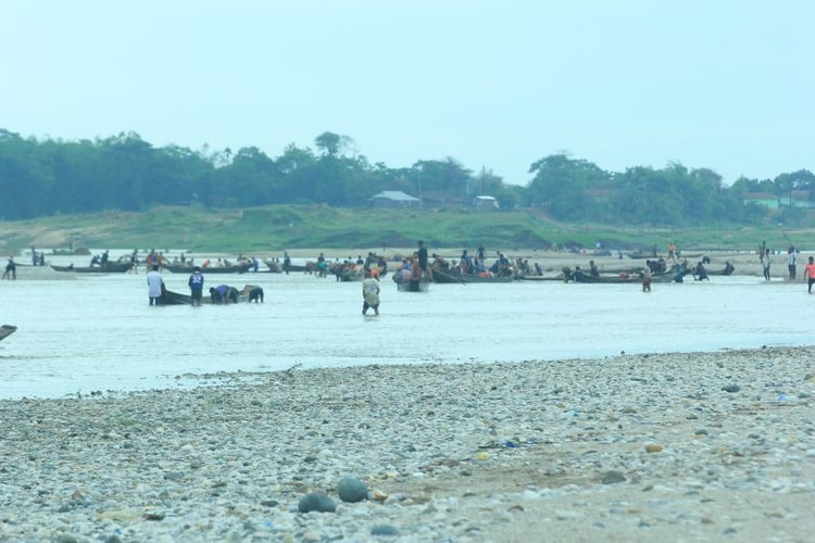 সাদা পাথর তোলা হচ্ছে নৌকায়। ছবি: আজকের পত্রিকা