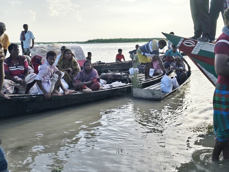 দৌলতপুরের পানিবন্দী বিভিন্ন এলাকায় ত্রাণ বিতরণ শুরু করেছে জেলা প্রশাসন। ছবি: আজকের পত্রিকা