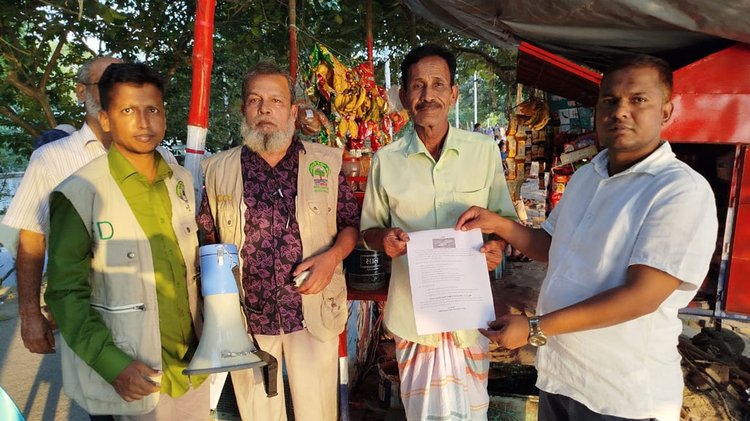 পদ্মা নদীতে গোসল না করতে প্রচারপত্র বিতরণ। ছবি: আজকের পত্রিকা