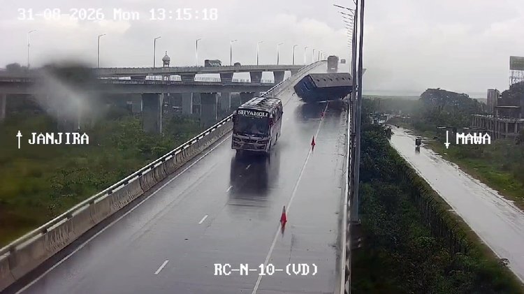পদ্মা সেতুতে উল্টে গেল যাত্রীবাহী বাস। ছবি: সংগৃহীত