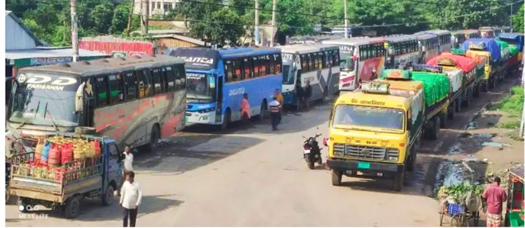 পদ্মার স্রোতে পাটুরিয়া ফেরিঘাটে অচলাবস্থা। ছবি: আজকের পত্রিকা