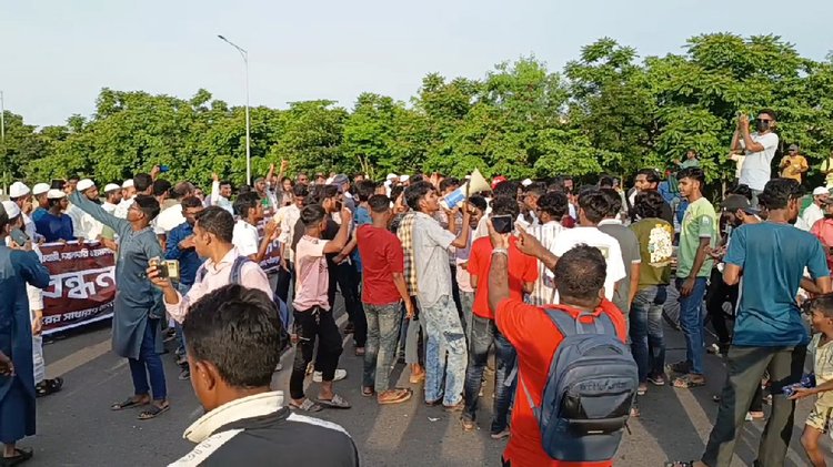পদ্মা সেতু জাজিরা প্রান্তের টোল প্লাজা অবরোধ করে বিক্ষোভ। ছবি: আজকের পত্রিকা