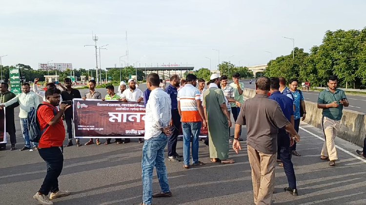 পদ্মা সেতু জাজিরা প্রান্তের টোল প্লাজা অবরোধ করে বিক্ষোভ। ছবি: আজকের পত্রিকা