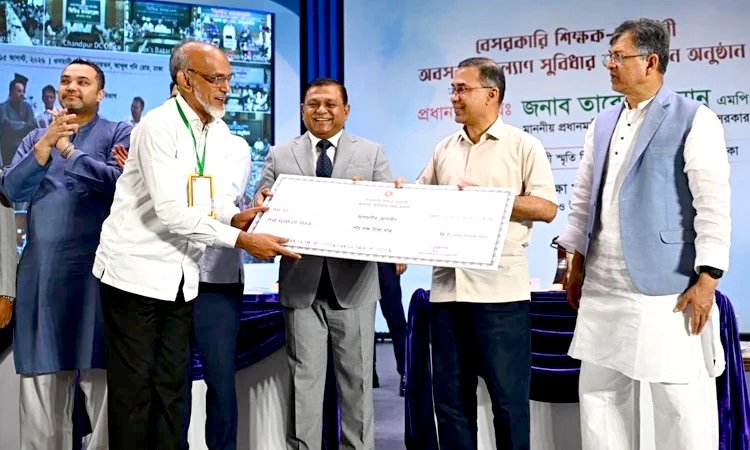 রাজধানীর ওসমানী স্মৃতি মিলনায়তনে বেসরকারি শিক্ষক-কর্মচারী অবসর ও কল্যাণ সুবিধার অর্থ প্রদান অনুষ্ঠানে প্রধানমন্ত্রী। ছবি: পিএমও