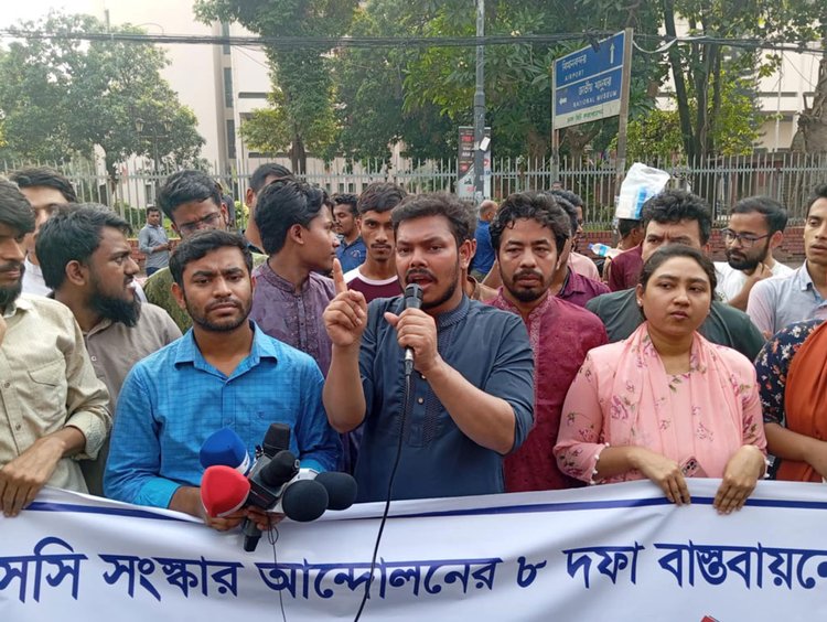 আজ বৃহস্পতিবার বিকেল ৪টায় ঢাকা বিশ্ববিদ্যালয় কেন্দ্রীয় লাইব্রেরি থেকে মিছিল বের করেন পিএসসি সংস্কার আন্দোলনের নেতা-কর্মীরা। ছবি: আজকের পত্রিকা