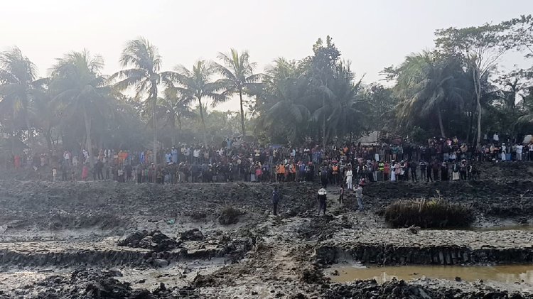 ফাঁদে আটকে পড়া বাঘ উদ্ধারের সময় উৎসুক জনতার ভিড়। ছবি: আজকের পত্রিকা