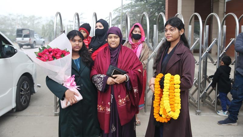 কেরানীগঞ্জ কারাগারের সামনে দণ্ডিত বিডিআর সদস্যদের মুক্তির অপেক্ষায় স্বজনেরা