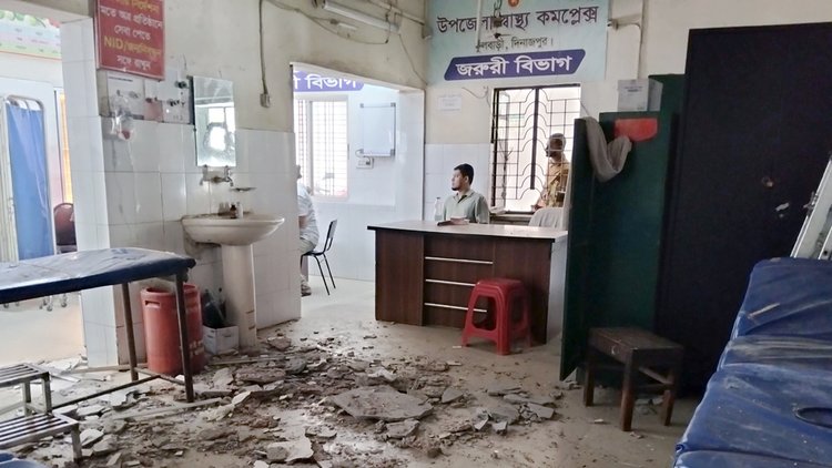 হাসপাতালের জরুরি বিভাগের ছাদের প্লাস্টার ধসে পড়েছে। ছবি: আজকের পত্রিকা