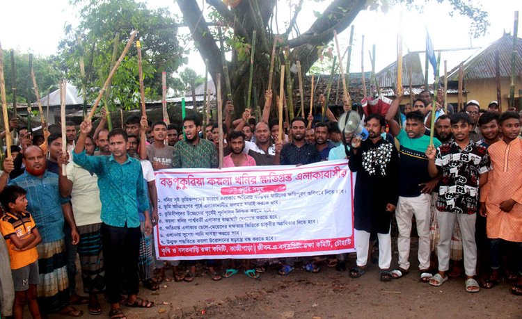 ফুলবাড়ী বড়পুকুরিয়া খনি এলাকায় গ্রামবাসীর লাঠিমিছিল। ছবি: আজকের পত্রিকা