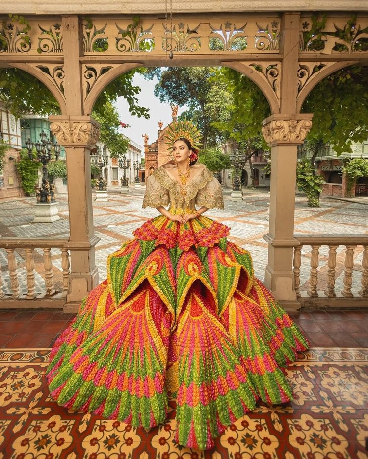 মিস ইউনিভার্স ফিলিপাইন আহতিসা মানালোর পোশাকে ছিল নিজ দেশের উৎসবের আমেজ। ছবি: ইনস্টাগ্রাম