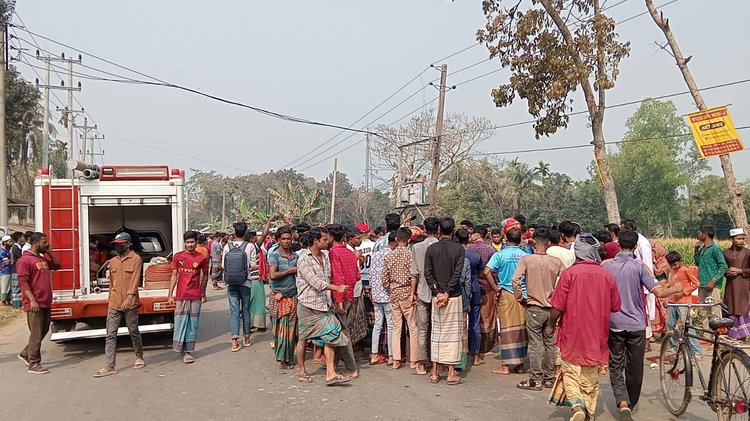 ময়মনসিংহের ফুলপুরে দুর্ঘটনার জায়গায় স্থানীয় বাসিন্দাদের ভিড়। ছবি: আজকের পত্রিকা