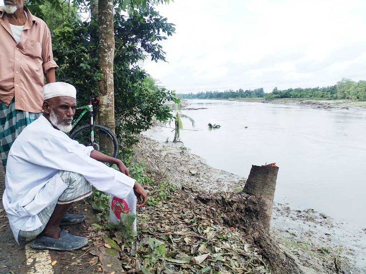 ফেনীর সোনাগাজী উপজেলার চরদরবেশ ইউনিয়নের বাঁশবাজার এলাকায় ভাঙনের চিত্র। ছবি: আজকের পত্রিকা