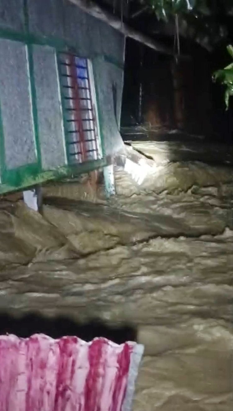 বাঁধ ভেঙে যাওয়ার ফলে মুহূর্তেই লোকালয়ে পানি ঢুকে পড়ে। মধ্যম ধনীকুন্ডা এলাকা। ছবি: আজকের পত্রিকা