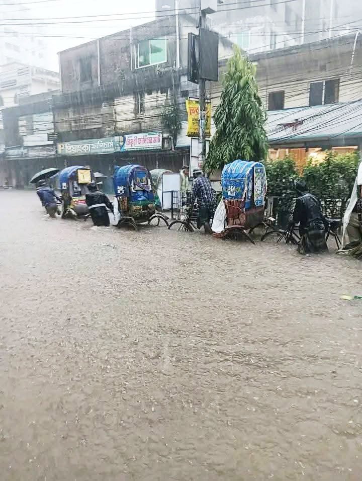 ভারি বৃষ্টিতে ডুবে গেছে ফেনীর বিভিন্ন এলাকা। ছবি: আজকের পত্রিকা