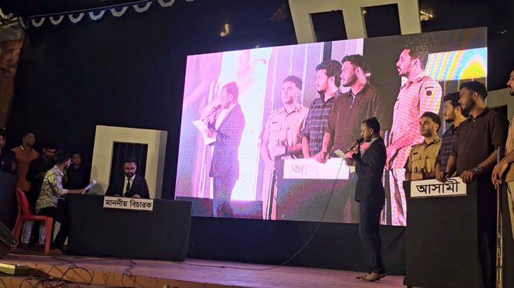 ফেনীর কেন্দ্রীয় শহীদ মিনারে আয়োজিত প্রতীকী আদালতে এই প্রতীকী ফাঁসি কার্যকর হয়। ছবি: আজকের পত্রিকা