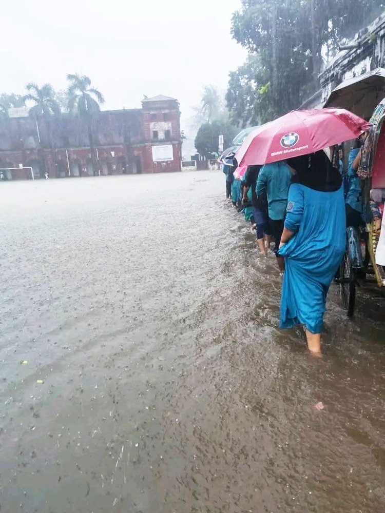 ভারি বৃষ্টিতে ডুবে গেছে ফেনীর বিভিন্ন এলাকা। ছবি: আজকের পত্রিকা