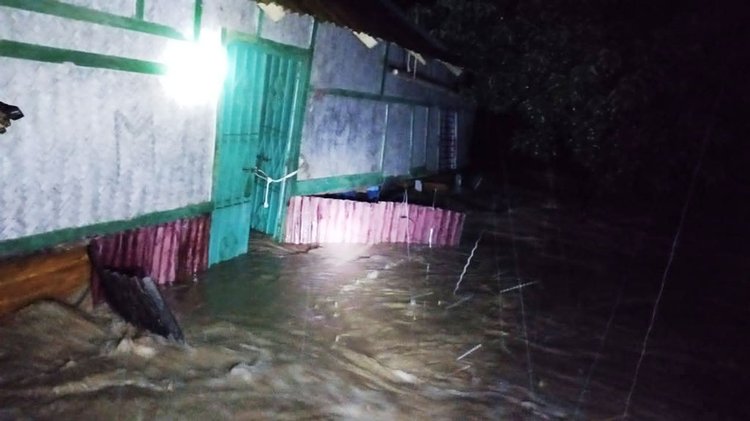 বাঁধ ভেঙে যাওয়ার ফলে মুহূর্তেই লোকালয়ে পানি ঢুকে পড়ে। মধ্যম ধনীকুন্ডা এলাকা। ছবি: আজকের পত্রিকা