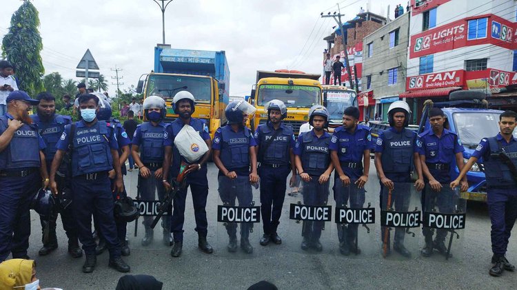 ঢাকা-চট্টগ্রাম মহাসড়ক অবরোধ করে বিক্ষোভ করেছেন ফেনী ইউনিভার্সিটির শিক্ষার্থীরা। ছবি: আজকের পত্রিকা