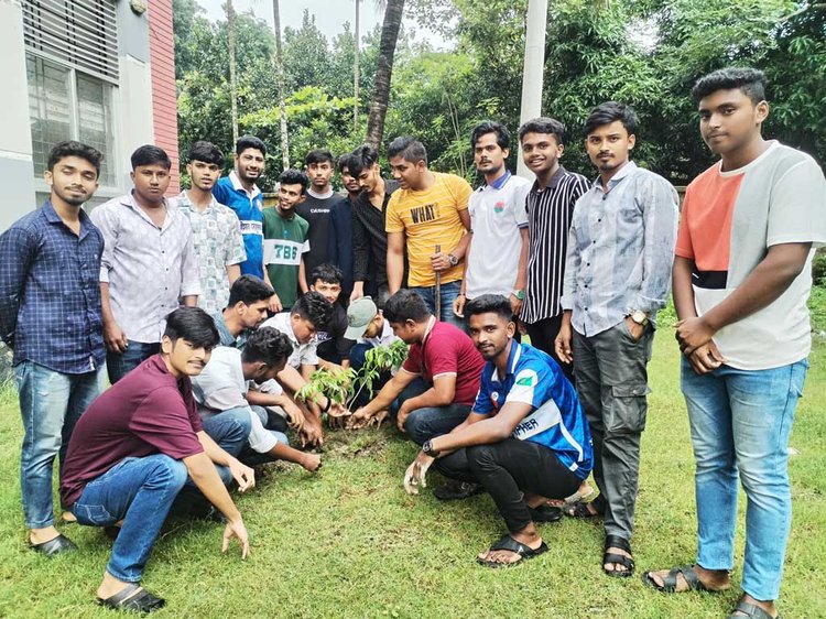 ফেনীর সোনাগাজীতে ছাত্রদলের পক্ষ থেকে গাছের চারা রোপণ ও বিতরণ করা হয়। ছবি: আজকের পত্রিকা