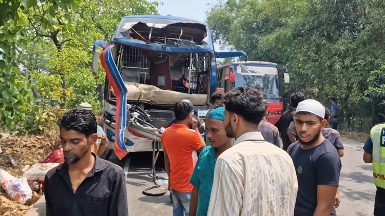 ফেনীতে ট্রাকের পেছনে বাসের ধাক্কায় দুমড়েমুচড়ে যাওয়া বাস। ছবি: আজকের পত্রিকা
