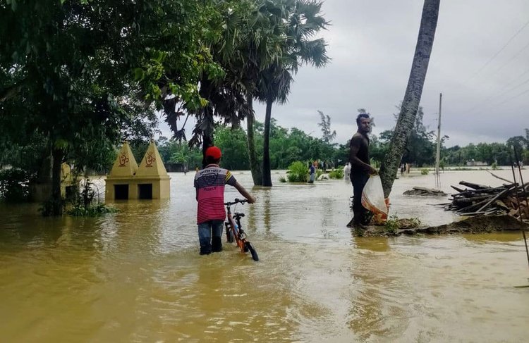 ফেনীর ফুলগাজীতে টানা বৃষ্টি এবং ভারতীয় উজানের ঢলে বন্যা নিয়ন্ত্রণ বাঁধ ভেঙে লোকালয়ে পানি ঢুকে পড়ে। ছবি: আজকের পত্রিকা
